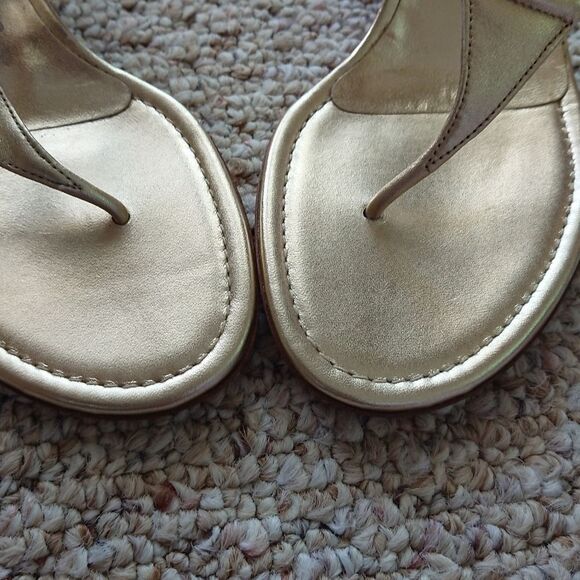 SALVATORE FERRAGAMO FLIP FLOPS LEATHER in GOLD - Picture 6 of 11